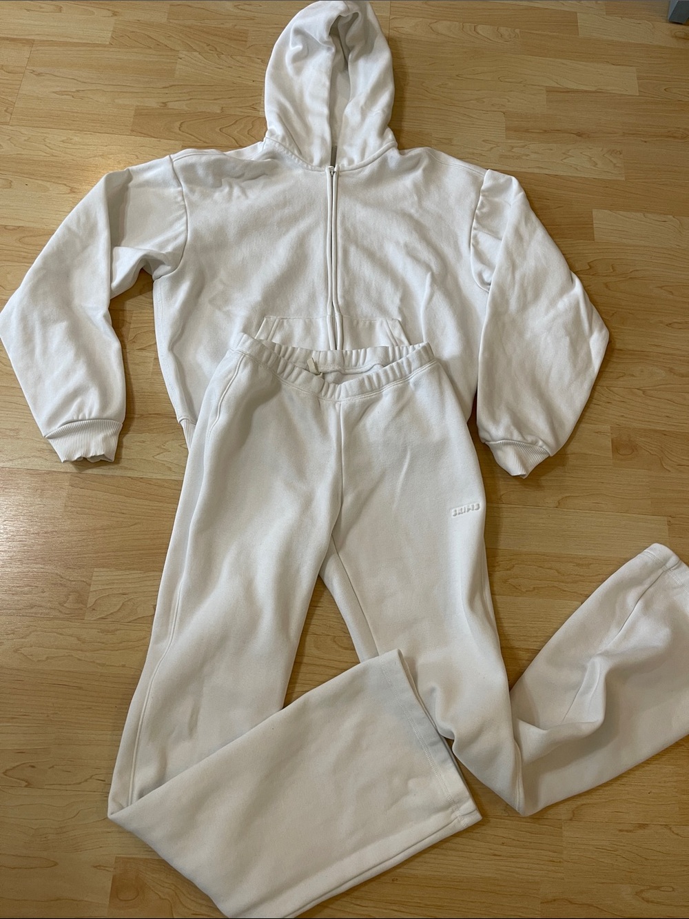SKIMS Cozy white sweatshirt and sweatpants Pants Joggers.
